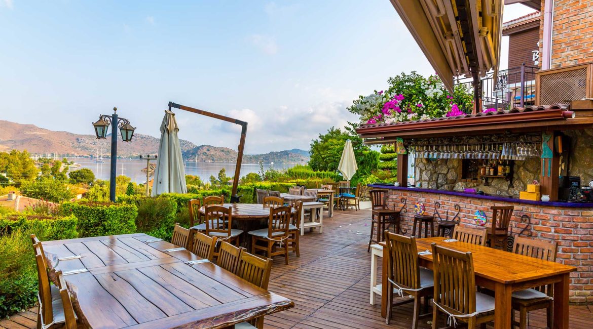 Badem Tatil Evi bar with sea views
