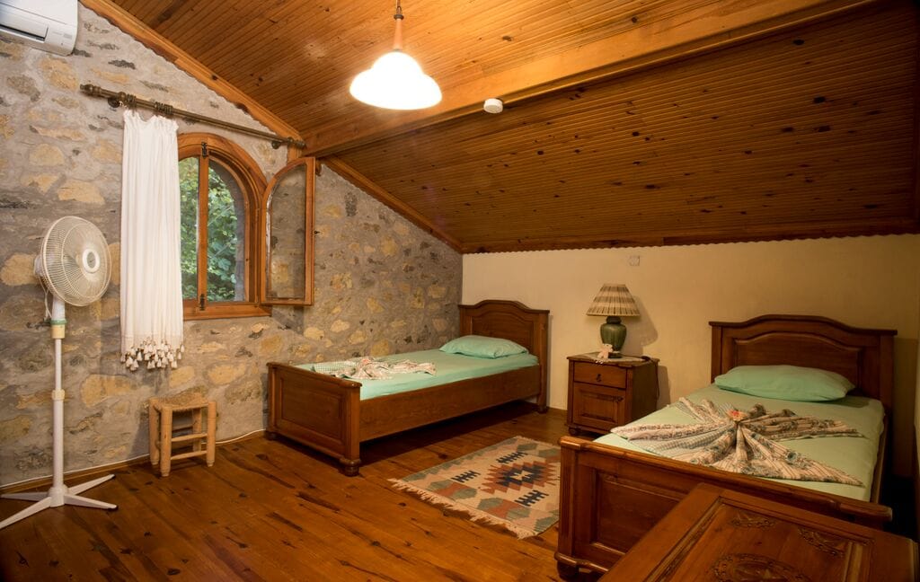 Chalet Vista twin bedroom