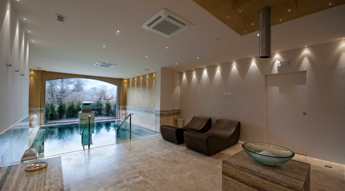 Hotel Villa Neri's spa and indoor pool
