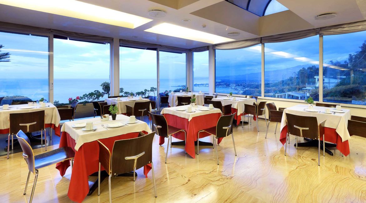 Monte Tauro Hotel restaurant with sea views