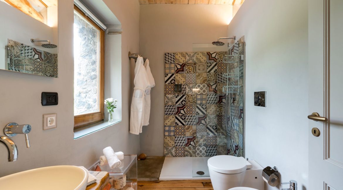 Monici Della Terra Nere Estate Villa Bathroom