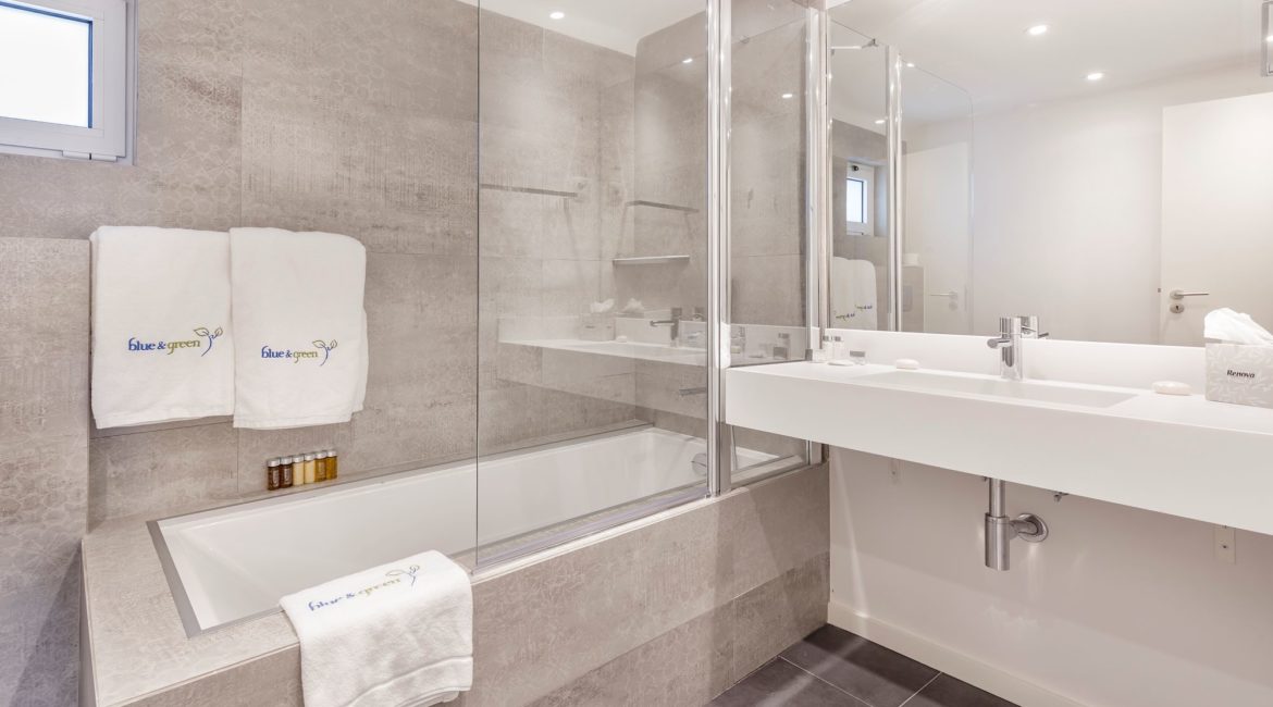 Vilalara Thalassa Resort 1 Bedroom Apartment Bathroom