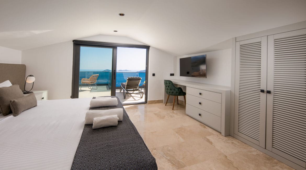 Villa Sweet top floor double bedroom with sea views