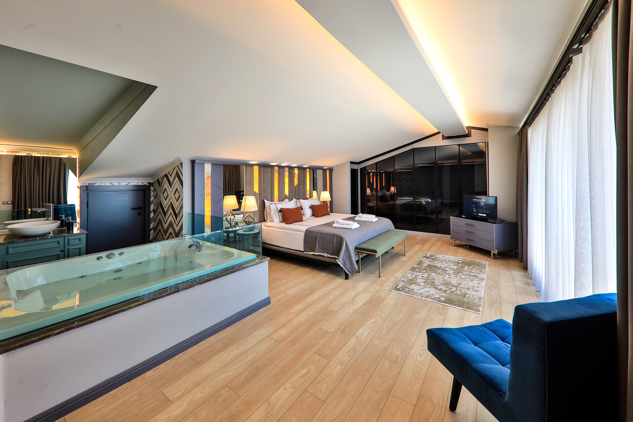Villa Sandie top floor bedroom with open bath